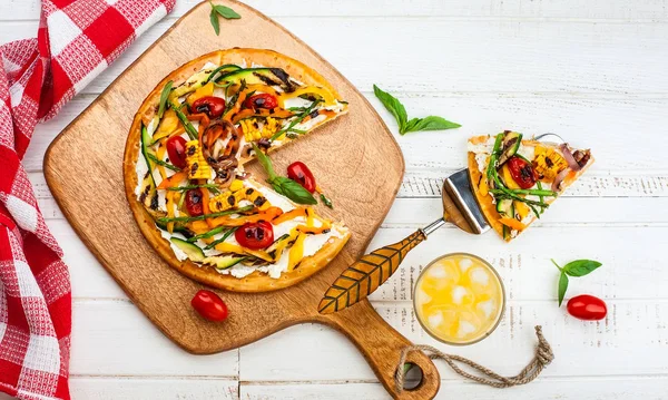 Vejetaryen pizza. Üstten Görünüm — Stok fotoğraf