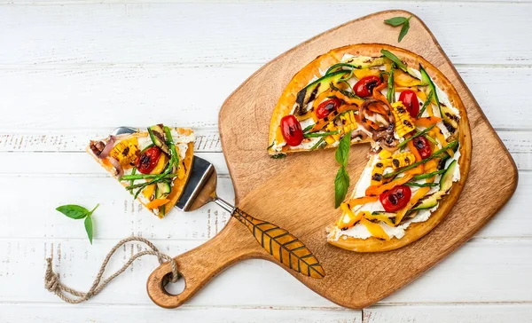 Vegetarische pizza. bovenaanzicht — Stockfoto