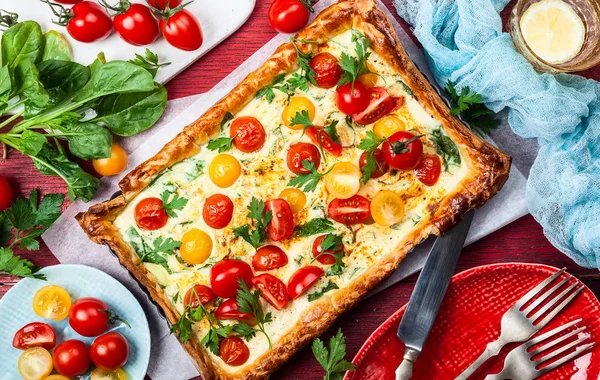 Tomato puff pastry tart — Stock Photo, Image