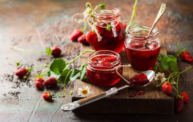 Çilek reçeli kavanozlara