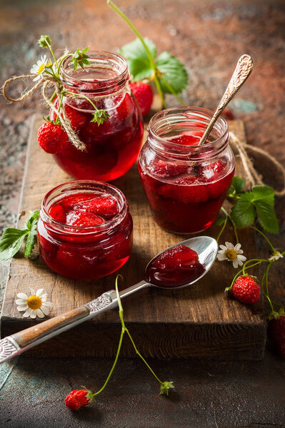 Клубничное варенье в банках
