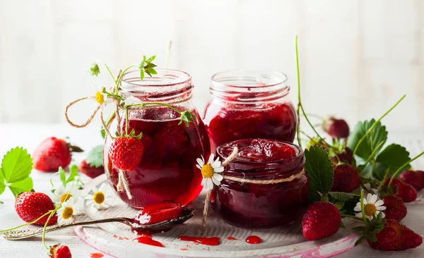 Strawberry jam in potten — Stockfoto