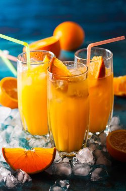 Turuncu içecek gözlük