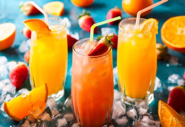 Masanın üzerine yaz meyve içecekler