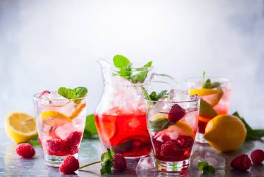 Bardaklarda frambuazlı limonata