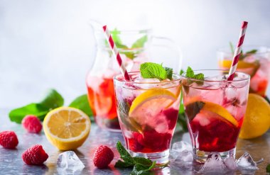 Bardaklarda frambuazlı limonata