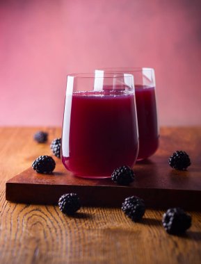 Böğürtlen suyu içinde gözlük