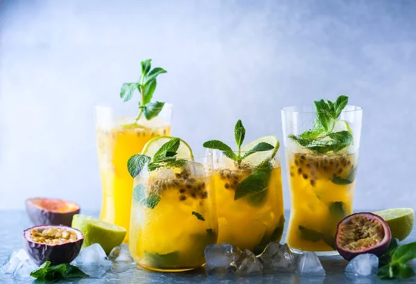 Passion fruit lemoniady w okularach — Zdjęcie stockowe