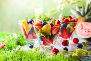 Meyve ve meyve salatası gözlük