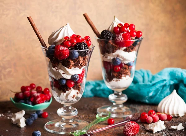 Brownies and fresh berries trifle — Stock Photo, Image