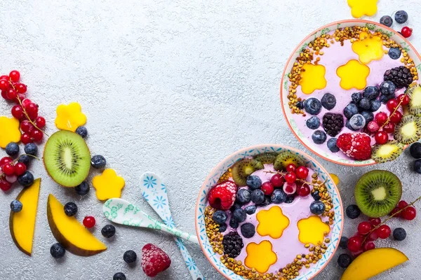 Batido con bayas y frutas — Foto de Stock