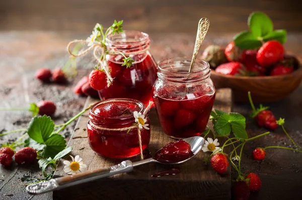 Confiture de fraises dans des pots — Photo