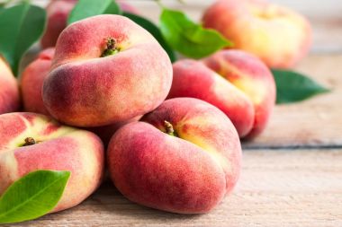 ahşap masa üzerinde taze şeftali