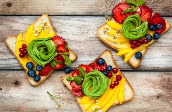 Sandwich con aguacate, frutas y bayas — Foto de Stock