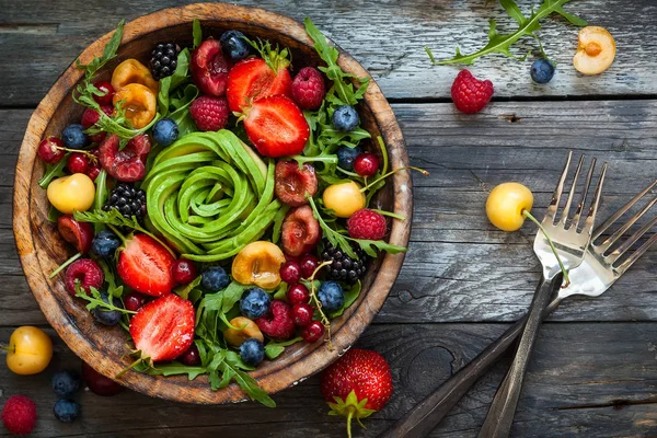 Свежий салат с фруктами, ягодами и овощами . — стоковое фото