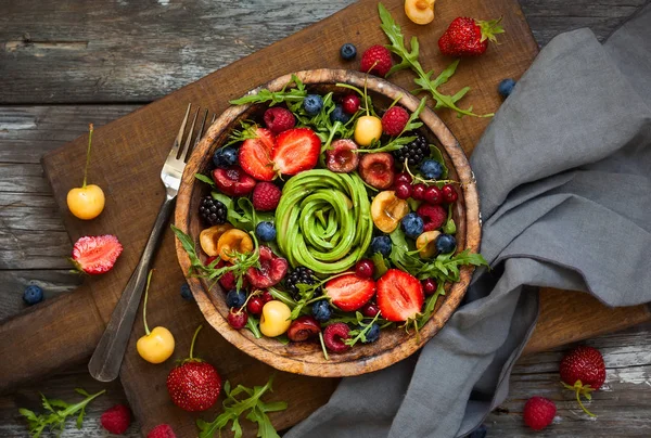 Frischer Salat mit Obst, Beeren und Gemüse. — Stockfoto