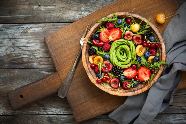 Frischer Salat mit Obst, Beeren und Gemüse. — Stockfoto