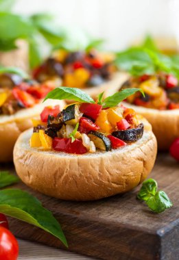 Patlıcan caponata ekmek kase