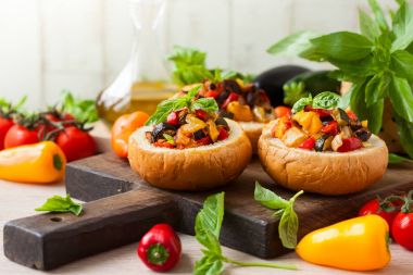 Patlıcan caponata ekmek kase