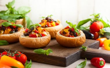 Patlıcan caponata ekmek kase