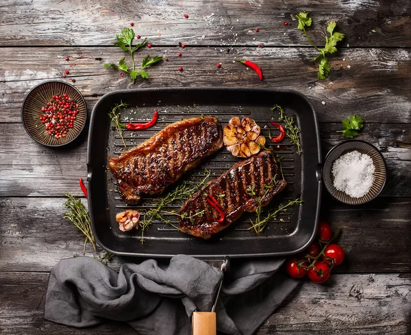 Grilled  strip steak with spices — Stock Photo, Image