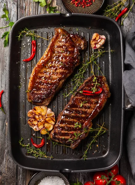 Baharat ile ızgara şerit biftek — Stok fotoğraf