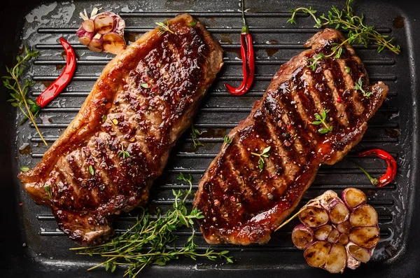 Gegrilltes Streifensteak mit Gewürzen — Stockfoto