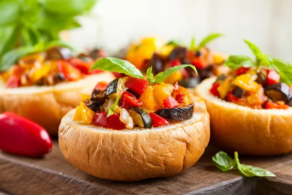 Caponata de berinjela em tigelas de pão — Fotografia de Stock