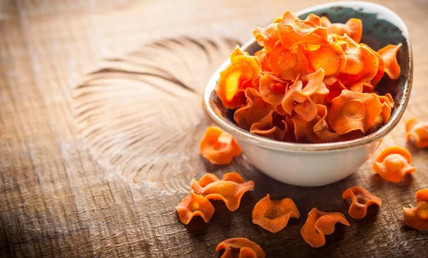 Chips aus getrocknetem Gemüse aus Karotten. — Stockfoto