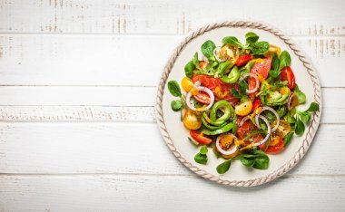 füme somon ve Avokado salatası