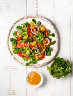 füme somon ve Avokado salatası