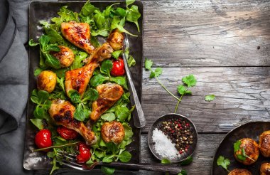 Baharatlı kızarmış tavuk budu 