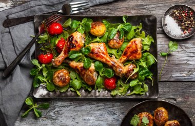 Baharatlı kızarmış tavuk budu 