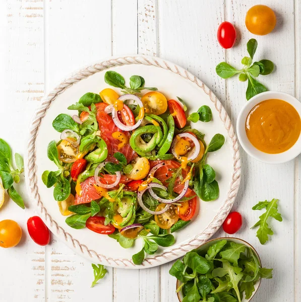 Insalata di salmone affumicato e avocado — Foto Stock