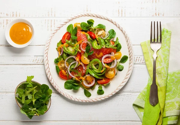 Füme somon ve Avokado salatası — Stok fotoğraf