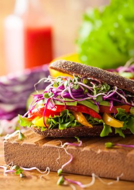 Sandviç çavdar ekmeği ve sebze ile