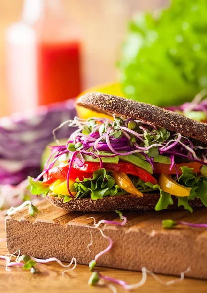 Sandviç çavdar ekmeği ve sebze ile