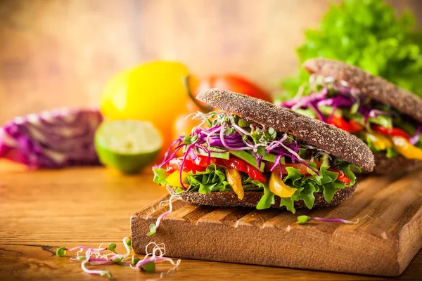 Sandwiches with rye bread and vegetables — Stock Photo, Image