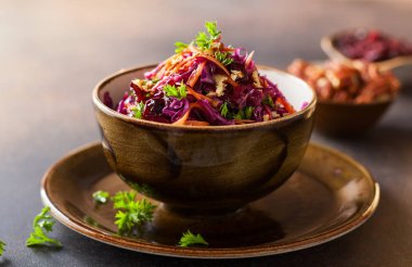 kırmızı lahana ile yapılan lahana salatası