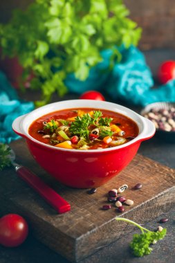 Beyaz ve kırmızı fasulye çorbası