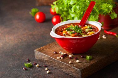 Beyaz ve kırmızı fasulye çorbası