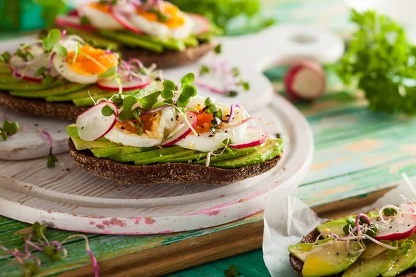 Sanduíches abertas com abacate e ovo — Fotografia de Stock
