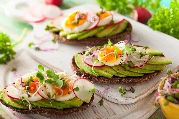 Sandwiches abiertos con aguacate y huevo —  Fotos de Stock