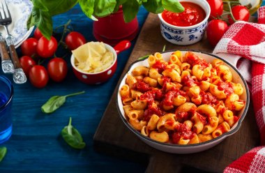 Baharatlı domates soslu makarna.