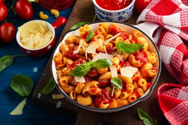 Baharatlı domates soslu makarna.