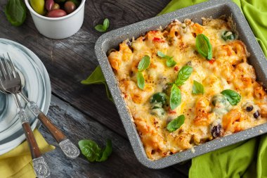 Makarna ve sebzeler graten 