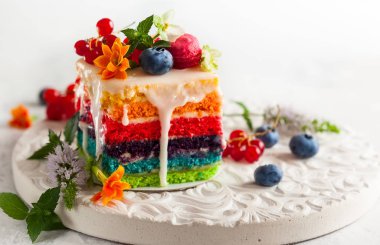 Gökkuşağı pasta dilimi