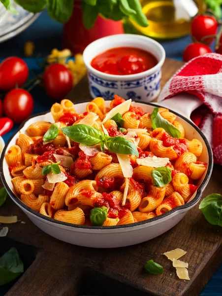 Pasta with spicy tomato sauce. — Stock Photo, Image