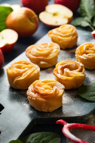 Mini-Torten mit Apfelrose — Stockfoto