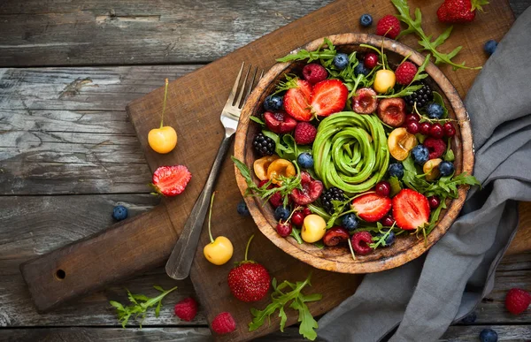 Fräsch sallad med frukt, bär och grönsaker. — Stockfoto